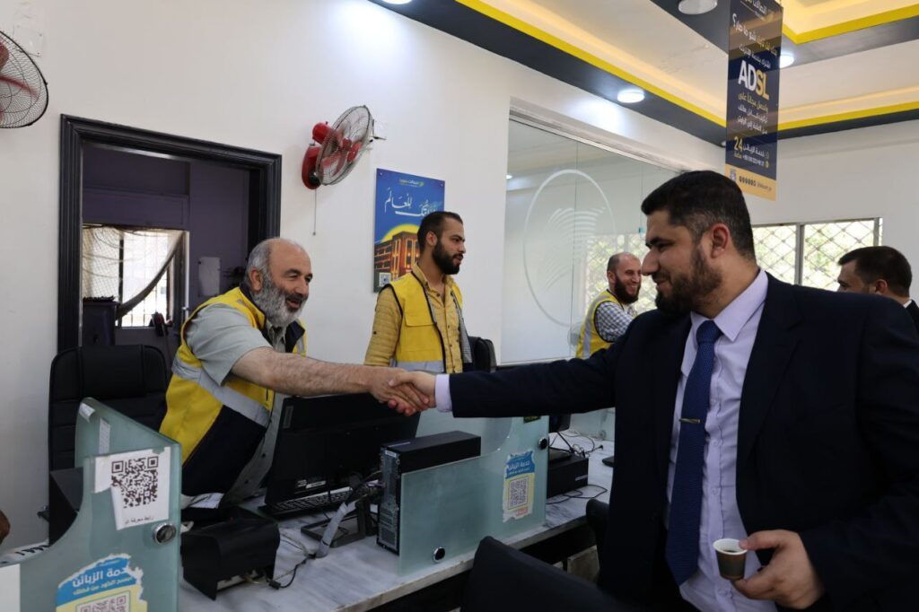 محافظ إدلب يفتتح مديرية البريد في خطوة نوعية لتعزيز البنية الخدمية والاتصالية في المحافظة