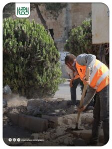 بدأت فرق الطوارئ التابعة لمؤسسة إي كليين في مدينة معرة النعمان تنفيذ أعمالها الميدانية، والتي شملت إزالة المكبات العشوائية، وتنظيف الطرق، وإزالة الركام من المنصفات.