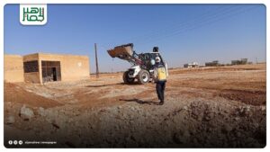 إزالة العوائق استعدادا لبدء عمليات الصيانة والترميم في مدرسة قرية مدنة في ريف منبج 