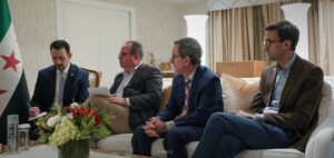 رئاسة الالرئيس أحمد_الشرع، يعقد في مقر إقامته في واشنطن، جلسة مع كبار المحررين في صحيفة الواشنطن بوست، وذلك في إطار زيارته الرسمية إلى الولايات المتحدة الأمريكية.جمهورية