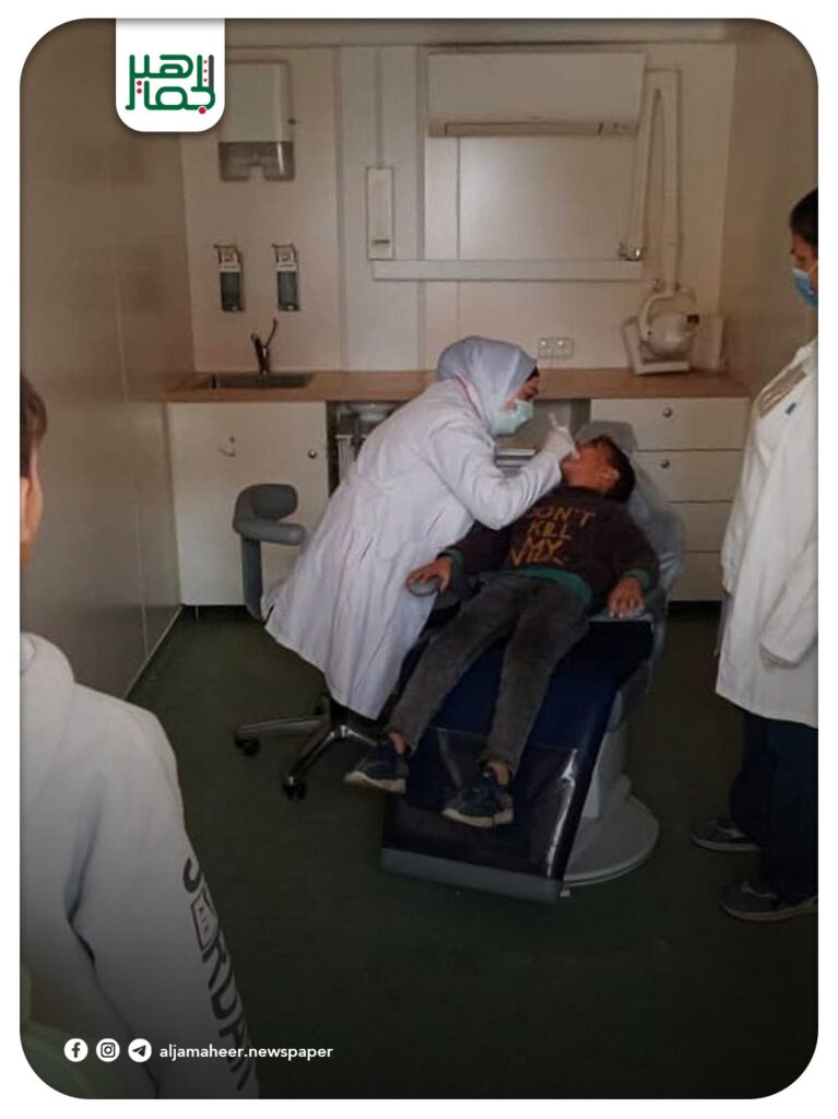 في إطار تعزيز الرعاية الصحية المدرسية ونشر الوعي الصحي بين الطلاب في المحافظة، يواصل فريق دائرة الصحة المدرسية في مديرية التربية والتعليم بحلب جولاته الميدانية الأسبوعية، والتي تقام كل يوم أربعاء في مدارس محافظة حلب ، لتقديم الخدمات العلاجية والوقائية مجانا ضمن العيادة السنية المتنقلة، بالإضافة إلى توعية الطلاب بأسس الصحة العامة وطرق الوقاية من الأمراض