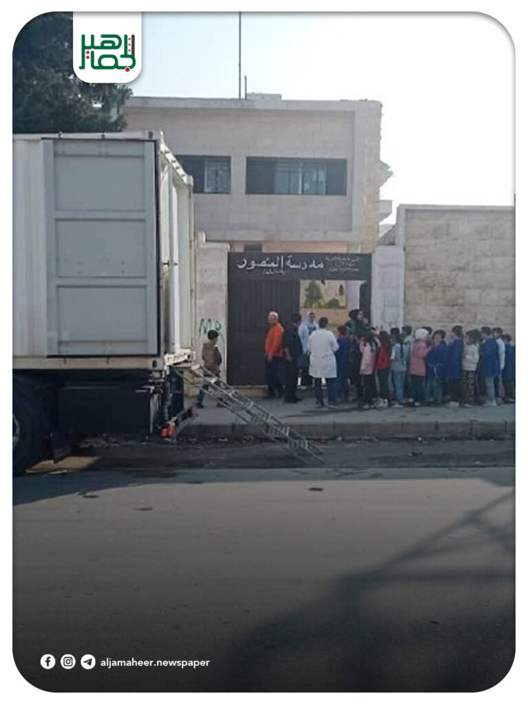 في إطار تعزيز الرعاية الصحية المدرسية ونشر الوعي الصحي بين الطلاب في المحافظة، يواصل فريق دائرة الصحة المدرسية في مديرية التربية والتعليم بحلب جولاته الميدانية الأسبوعية، والتي تقام كل يوم أربعاء في مدارس محافظة حلب ، لتقديم الخدمات العلاجية والوقائية مجانا ضمن العيادة السنية المتنقلة، بالإضافة إلى توعية الطلاب بأسس الصحة العامة وطرق الوقاية من الأمراض