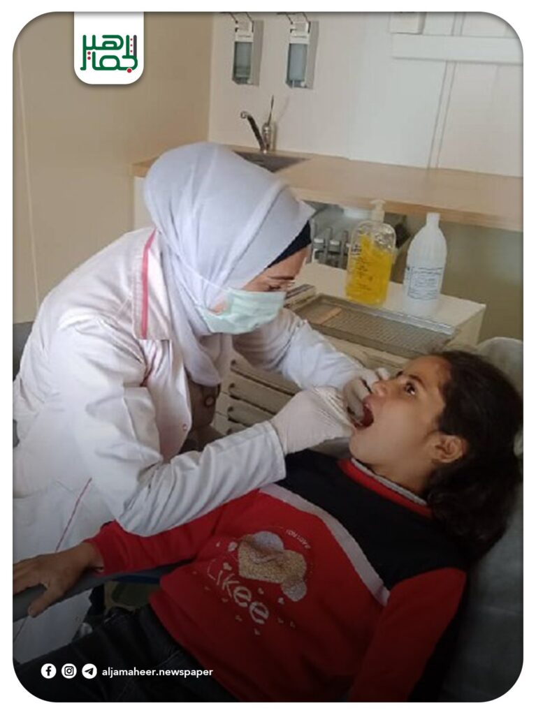 في إطار تعزيز الرعاية الصحية المدرسية ونشر الوعي الصحي بين الطلاب في المحافظة، يواصل فريق دائرة الصحة المدرسية في مديرية التربية والتعليم بحلب جولاته الميدانية الأسبوعية، والتي تقام كل يوم أربعاء في مدارس محافظة حلب ، لتقديم الخدمات العلاجية والوقائية مجانا ضمن العيادة السنية المتنقلة، بالإضافة إلى توعية الطلاب بأسس الصحة العامة وطرق الوقاية من الأمراض