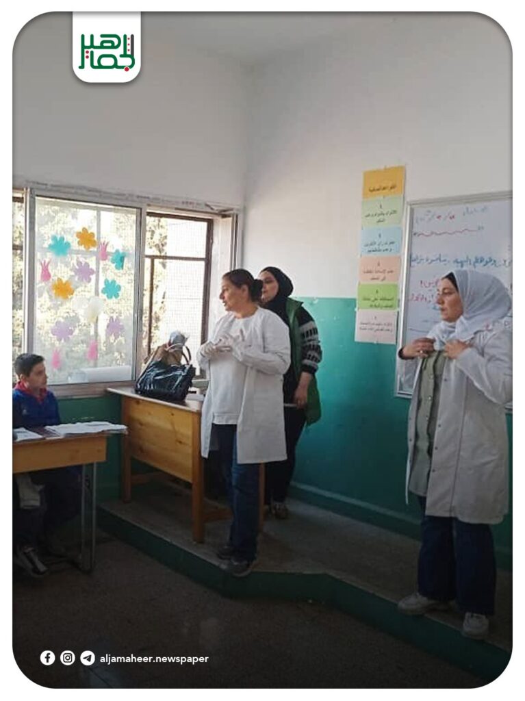 في إطار تعزيز الرعاية الصحية المدرسية ونشر الوعي الصحي بين الطلاب في المحافظة، يواصل فريق دائرة الصحة المدرسية في مديرية التربية والتعليم بحلب جولاته الميدانية الأسبوعية، والتي تقام كل يوم أربعاء في مدارس محافظة حلب ، لتقديم الخدمات العلاجية والوقائية مجانا ضمن العيادة السنية المتنقلة، بالإضافة إلى توعية الطلاب بأسس الصحة العامة وطرق الوقاية من الأمراض