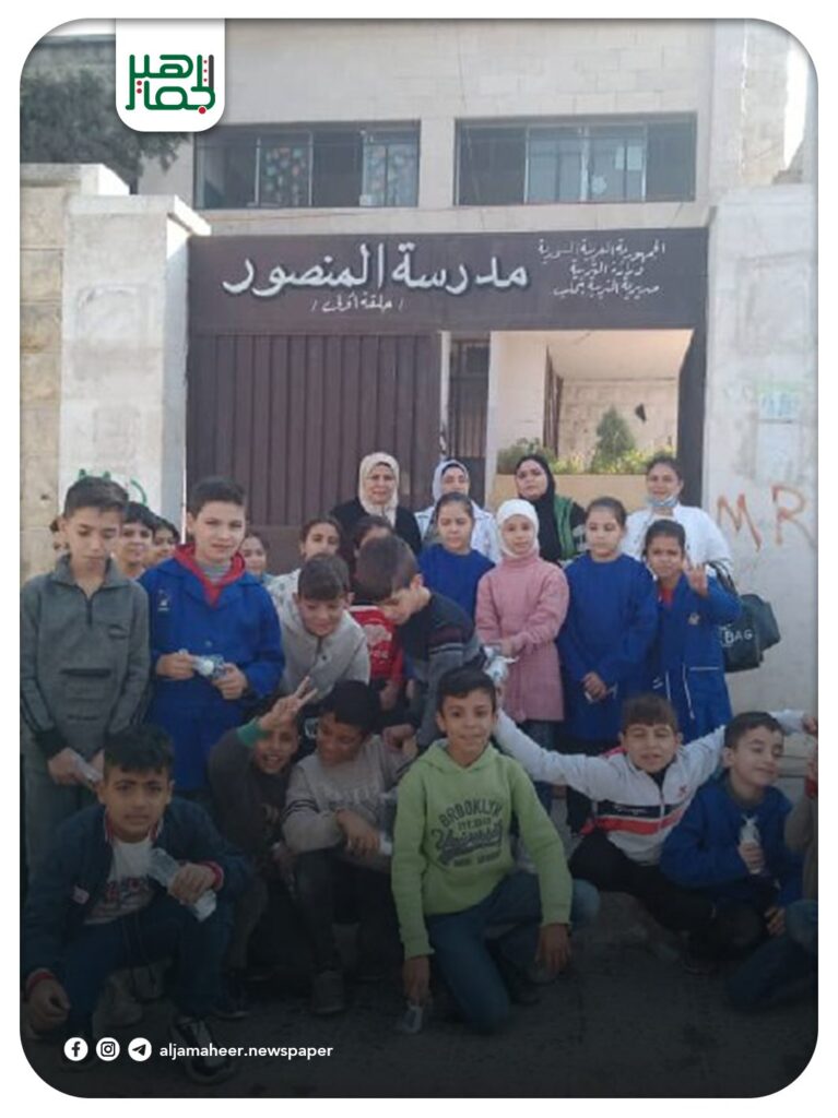 في إطار تعزيز الرعاية الصحية المدرسية ونشر الوعي الصحي بين الطلاب في المحافظة، يواصل فريق دائرة الصحة المدرسية في مديرية التربية والتعليم بحلب جولاته الميدانية الأسبوعية، والتي تقام كل يوم أربعاء في مدارس محافظة حلب ، لتقديم الخدمات العلاجية والوقائية مجانا ضمن العيادة السنية المتنقلة، بالإضافة إلى توعية الطلاب بأسس الصحة العامة وطرق الوقاية من الأمراض