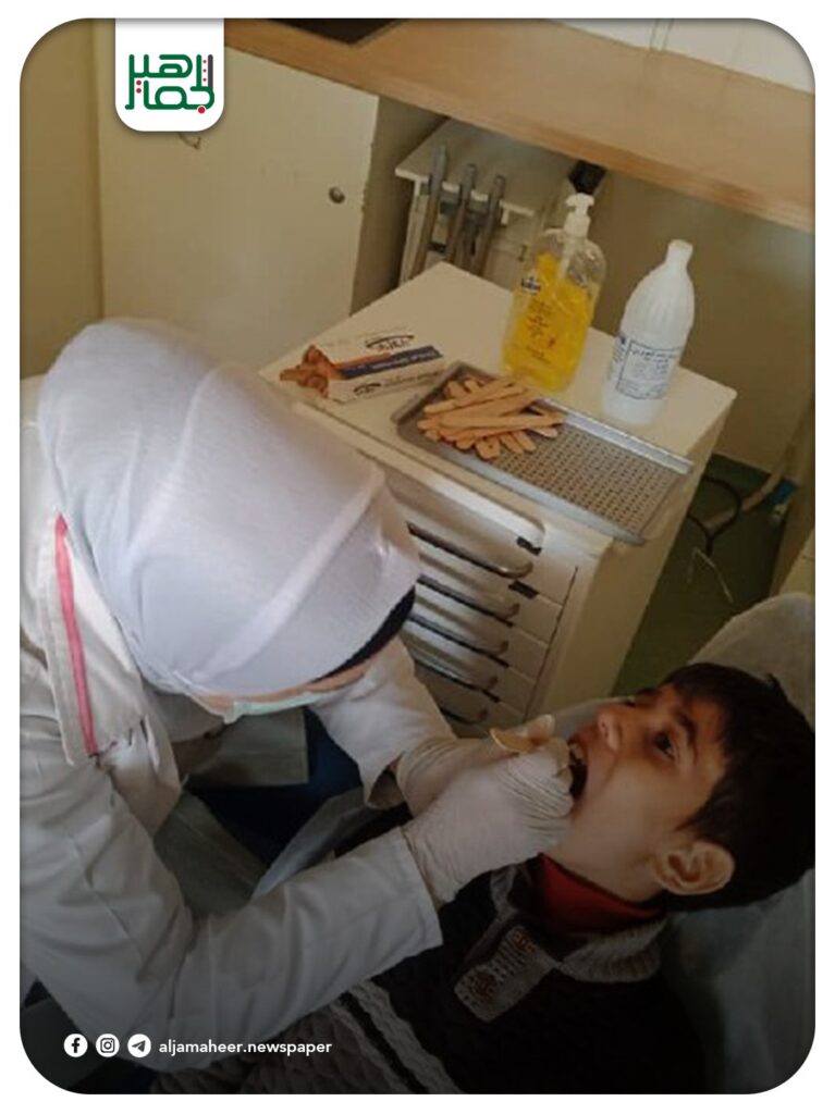 في إطار تعزيز الرعاية الصحية المدرسية ونشر الوعي الصحي بين الطلاب في المحافظة، يواصل فريق دائرة الصحة المدرسية في مديرية التربية والتعليم بحلب جولاته الميدانية الأسبوعية، والتي تقام كل يوم أربعاء في مدارس محافظة حلب ، لتقديم الخدمات العلاجية والوقائية مجانا ضمن العيادة السنية المتنقلة، بالإضافة إلى توعية الطلاب بأسس الصحة العامة وطرق الوقاية من الأمراض