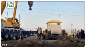 تركيب غرف مسبقة الصنع لحماية المارة بالقرب من سكة القطار، في ناحية سنجار.