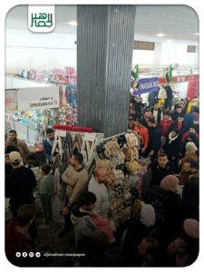 لقطات من مساء أمس الجمعة لفعاليات مهرجان التسوق، الذي تنظمه غرفة صناعة حلب بالتعاون مع محافظة حلب ضمن فعاليات حملة حلب ست الكل على أرض سوق الإنتاج الصناعي، حيث يشهد إقبال واسع من أهالي حلب.