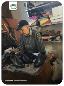 أبو سعيد 83 عاما: حكاية صانع الأحذية الذي حول مهنته إلى رسالة إنسانية