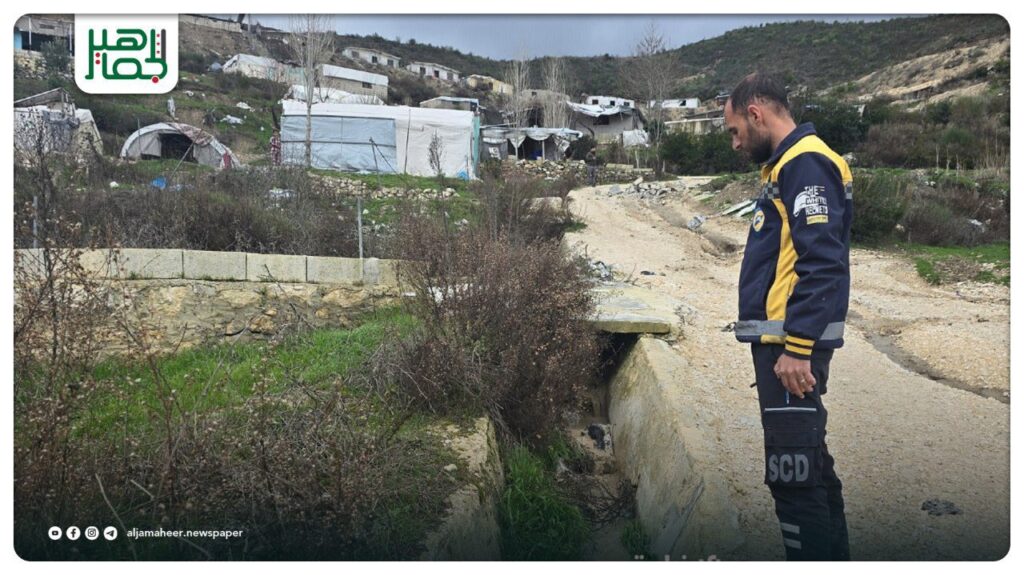 استعدادا لمنخفض جوي جديد فرق الدفاع المدني تقوم بفتح قنوات وممرات تصريف المياه للحد من الفيضانات في مخيمات خربة الجوز بريف إدلب 