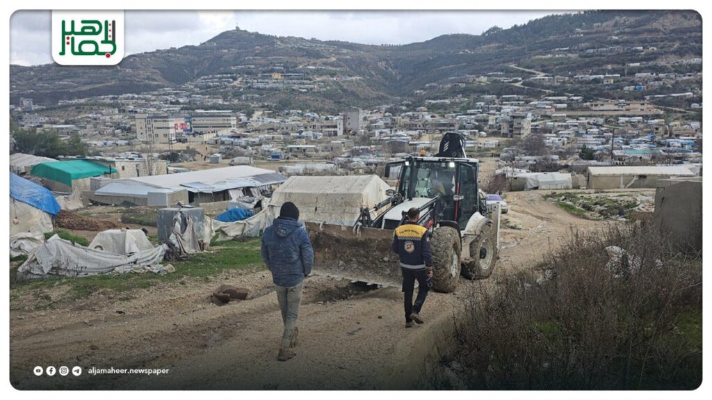استعدادا لمنخفض جوي جديد فرق الدفاع المدني تقوم بفتح قنوات وممرات تصريف المياه للحد من الفيضانات في مخيمات خربة الجوز بريف إدلب 