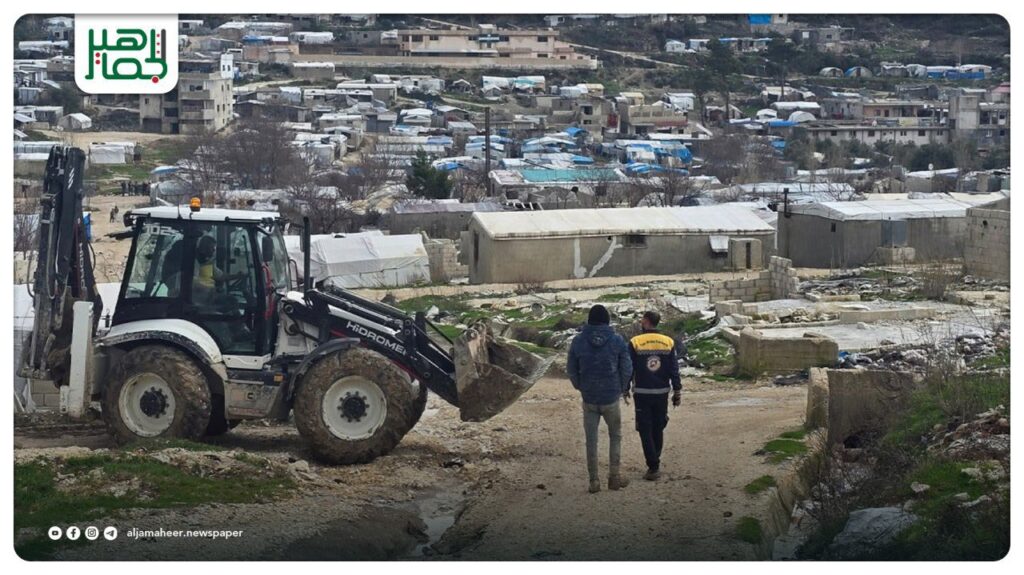 استعدادا لمنخفض جوي جديد فرق الدفاع المدني تقوم بفتح قنوات وممرات تصريف المياه للحد من الفيضانات في مخيمات خربة الجوز بريف إدلب 