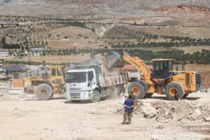 75 نسبة إنجاز مشروع إزالة الأنقاض من مشفى جسر الشغور غربي إدلب